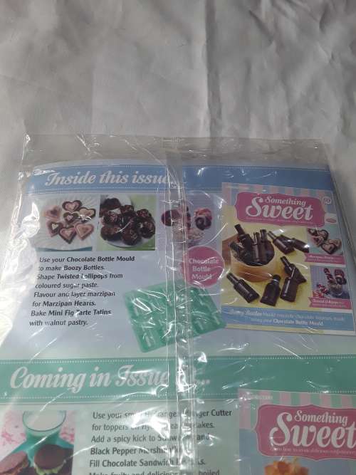SOMETHING SWEET CHOCOLATE BOTTLE MOULD INCL.RECIPE MAGAZINE ( ISSUE 69)