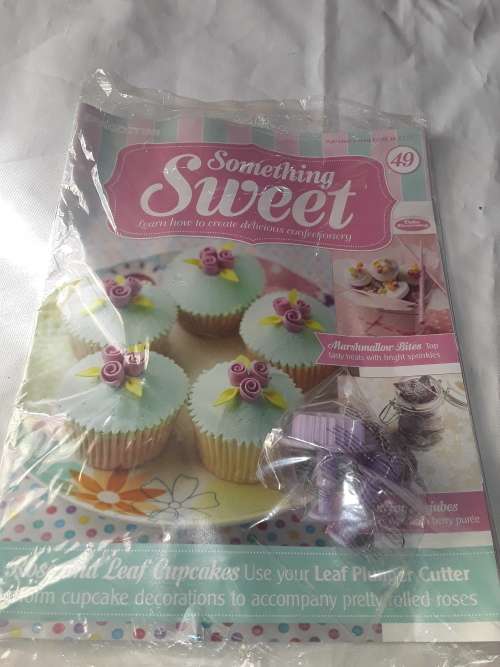 SOMETHING SWEET LEAF PLUNGER MOULD INCL.RECIPE MAGAZINE ( ISSUE 49)