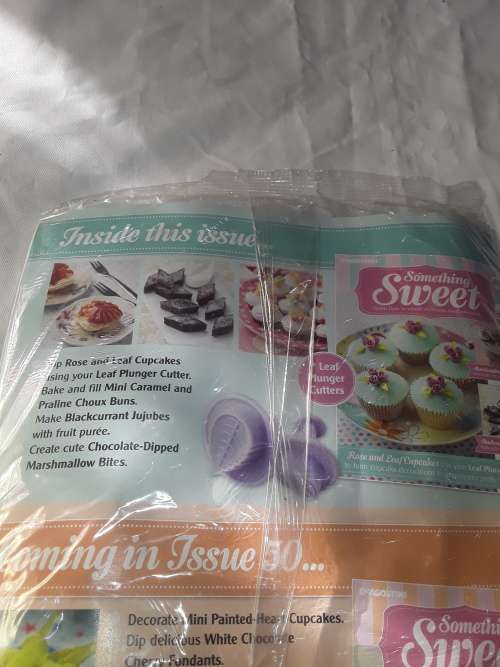 SOMETHING SWEET LEAF PLUNGER MOULD INCL.RECIPE MAGAZINE ( ISSUE 49)