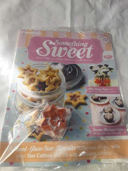 SOMETHING SWEET 2 SIZE STAR BISCUIT CUTTER INCL.RECIPE MAGAZINE ( ISSUE 62)
