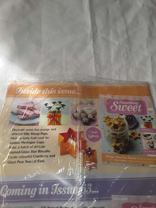 SOMETHING SWEET 2 SIZE STAR BISCUIT CUTTER INCL.RECIPE MAGAZINE ( ISSUE 62)