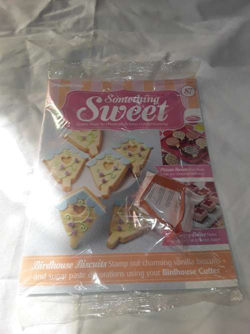 SOMETHING SWEET BIRDHOUSE CUTTER INCL.RECIPE MAGAZINE ( ISSUE 87)