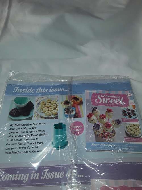 SOMETHING SWEET FLOWER CUTTER INCL.RECIPE MAGAZINE ( ISSUE 39)