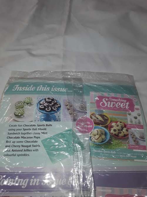 SOMETHING SWEET CHOCOLATE SPORTS BALLS INCL.RECIPE MAGAZINE ( ISSUE 85)