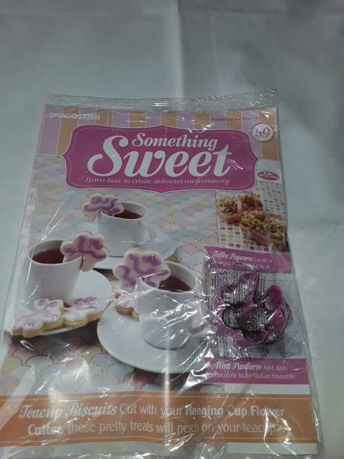 SOMETHING SWEET HANGING CUP FLOWER CUTTER INCL.RECIPE MAGAZINE (ISSUE 59)