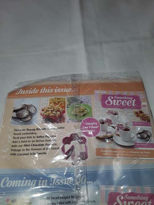SOMETHING SWEET HANGING CUP FLOWER CUTTER INCL.RECIPE MAGAZINE (ISSUE 59)