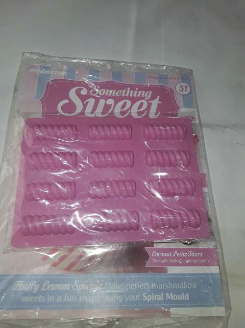 SOMETHING SWEET SPIRAL MOULD INCL.RECIPE MAGAZINE ( ISSUE 51)