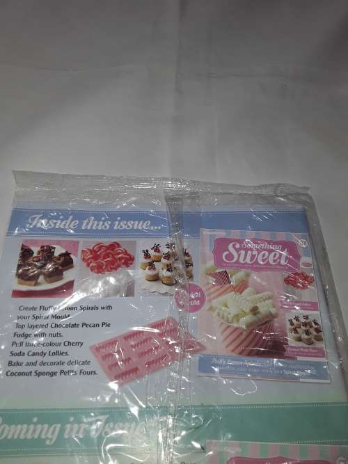 SOMETHING SWEET SPIRAL MOULD INCL.RECIPE MAGAZINE ( ISSUE 51)