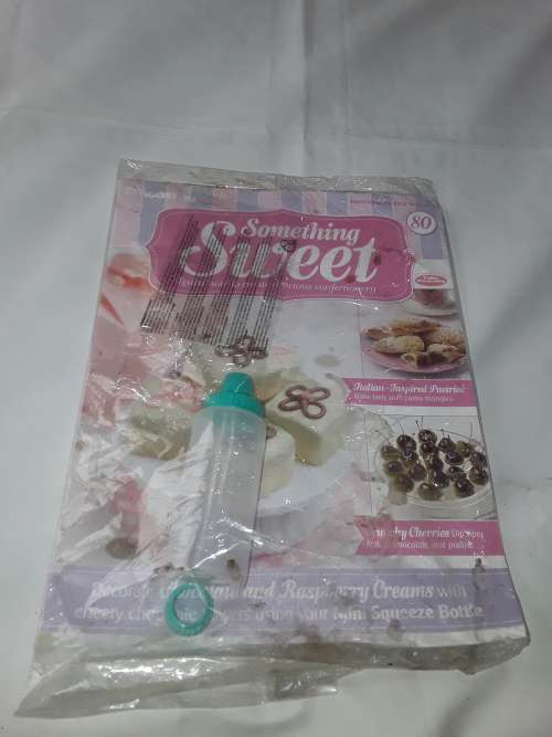 SOMETHING SWEET MINI SQUEEZE BOTTLE INCL.RECIPE MAGAZINE (ISSUE 80)