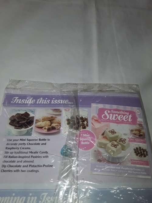 SOMETHING SWEET MINI SQUEEZE BOTTLE INCL.RECIPE MAGAZINE (ISSUE 80)