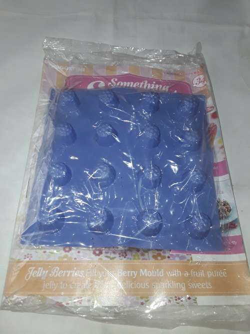 SOMETHING SWEET BERRY MOULD INCL.RECIPE MAGAZINE (ISSUE 34)