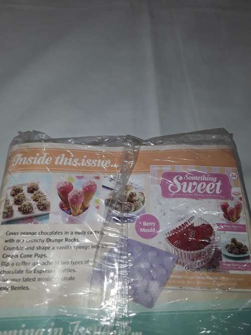 SOMETHING SWEET BERRY MOULD INCL.RECIPE MAGAZINE (ISSUE 34)