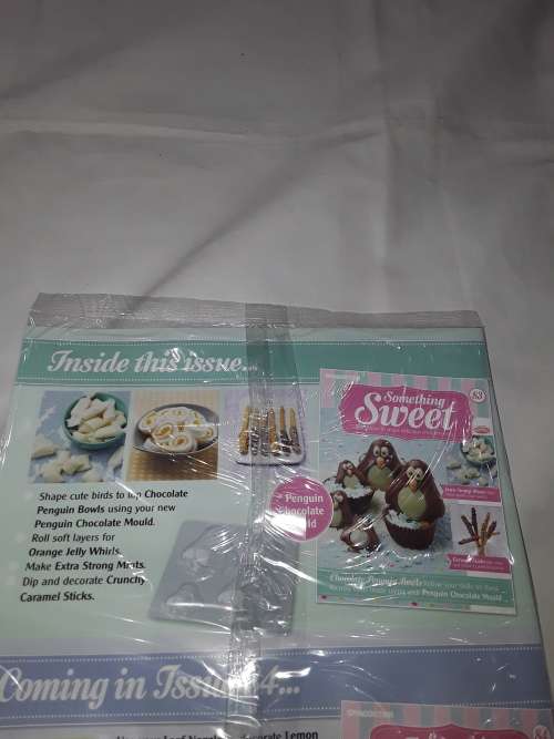 SOMETHING SWEET PENGUIN CHOCOLATE MOULD INCL.RECIPE MAGAZINE ( ISSUE 83)