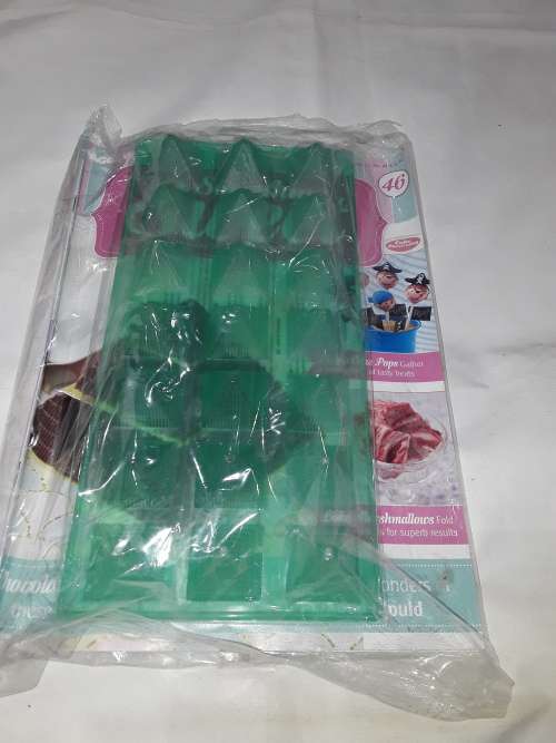 SOMETHING SWEET PYRAMID MOULD INCL.RECIPE MAGAZINE ( ISSUE 46)