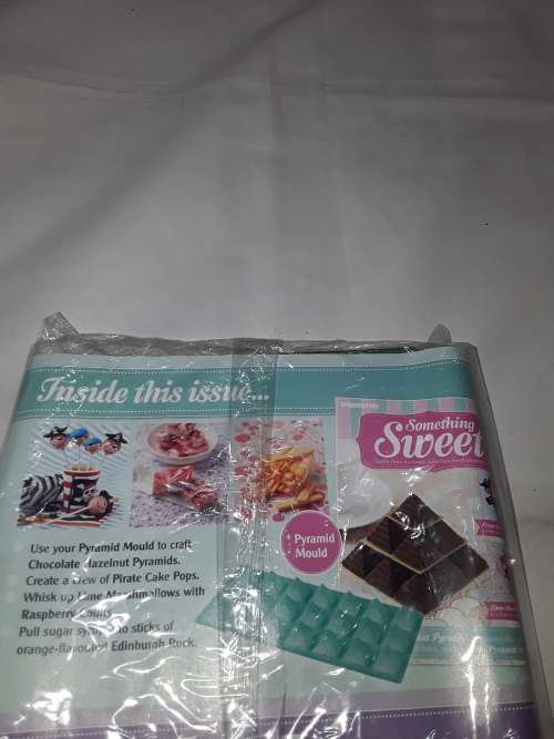 SOMETHING SWEET PYRAMID MOULD INCL.RECIPE MAGAZINE ( ISSUE 46)