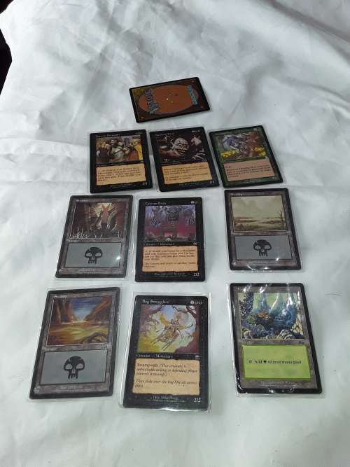 PACK OF 10 MAGIC THE GATHERING COLLECTABLE CARDS IN PLASTIC SLEEVES