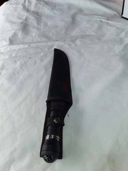 BRENTWOOD STAINLESS STEEL HUNTERS KNIFE & COMPASS IN ONE WITH CASING .