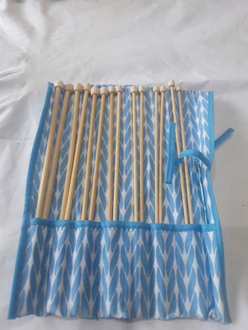 7 PAIRS BAMBOO KNITTING NEEDLES AND A METAL CROCHET CROCHET HOOK (SIZES 3,5MM TO 6,5MM)IMMEDIATE DEL