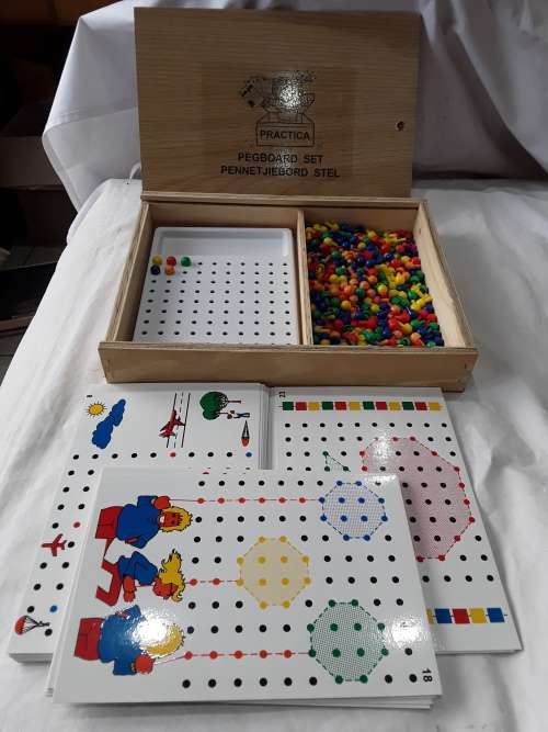 PEGBOARD SET IN WOODEN CASE(INCLUDES 35 CARD PATTERNS)