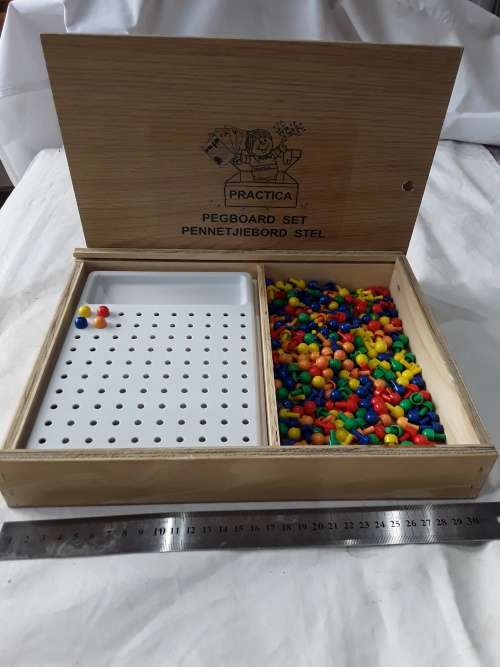 PEGBOARD SET IN WOODEN CASE(INCLUDES 35 CARD PATTERNS)