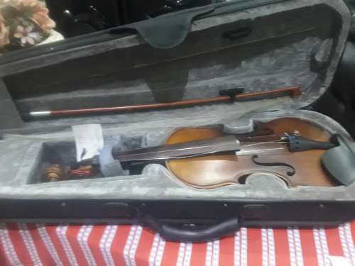 VIOLIN WITH CASE( MADE IN USA)