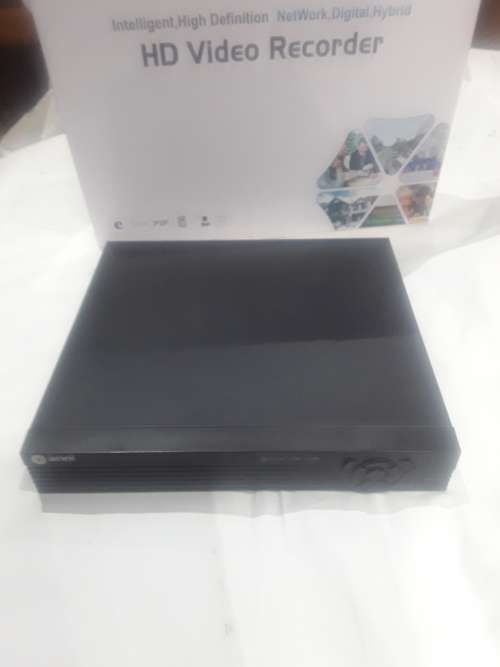 8 CHANNELS DVR/NVR INCLUDING POWER SUPPLY AND MOUSE