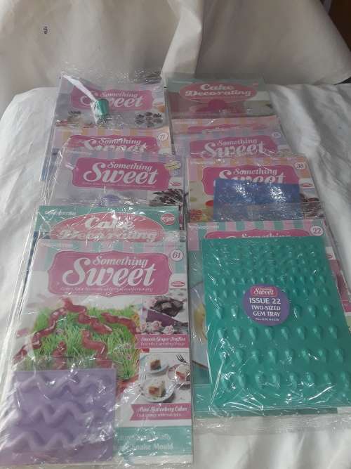 10 DIFFERENT ISSUES OF SOMETHING SWEET CAKE DECORATIONS INCL.RECIPE MAGAZINE AND MOULDS