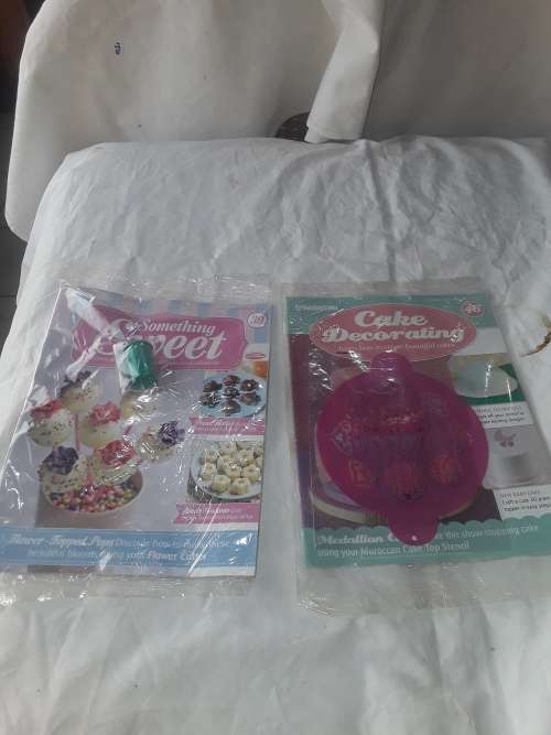 10 DIFFERENT ISSUES OF SOMETHING SWEET CAKE DECORATIONS INCL.RECIPE MAGAZINE AND MOULDS