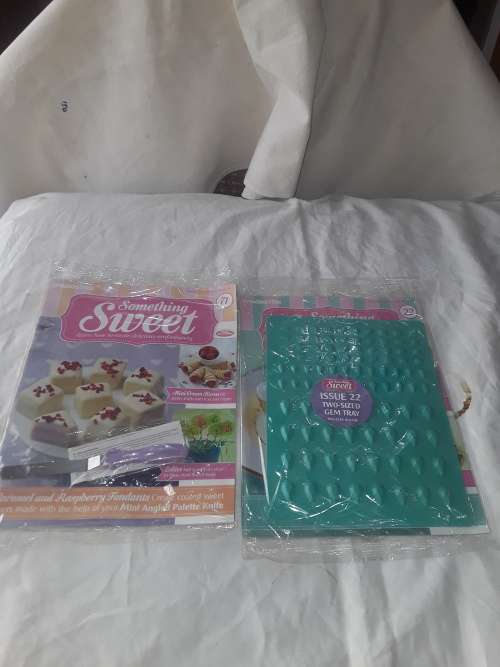10 DIFFERENT ISSUES OF SOMETHING SWEET CAKE DECORATIONS INCL.RECIPE MAGAZINE AND MOULDS