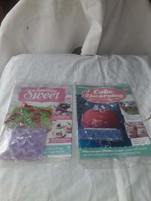 10 DIFFERENT ISSUES OF SOMETHING SWEET CAKE DECORATIONS INCL.RECIPE MAGAZINE AND MOULDS