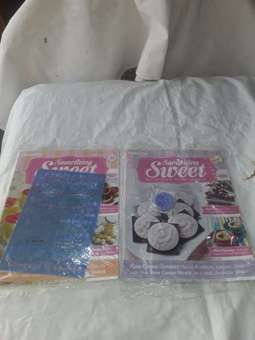 10 DIFFERENT ISSUES OF SOMETHING SWEET CAKE DECORATIONS INCL.RECIPE MAGAZINE AND MOULDS