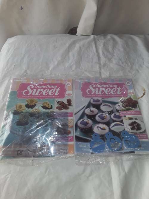 10 DIFFERENT ISSUES OF SOMETHING SWEET CAKE DECORATIONS INCL.RECIPE MAGAZINE AND MOULDS