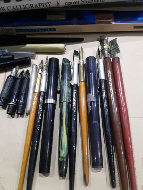 CALLIGRAPHY SET INCLUDES 14 BOOKS ON CALLIGRAPHY PLUS SHELL EDUCATIONAL CALLIGRAPHY CHARTS