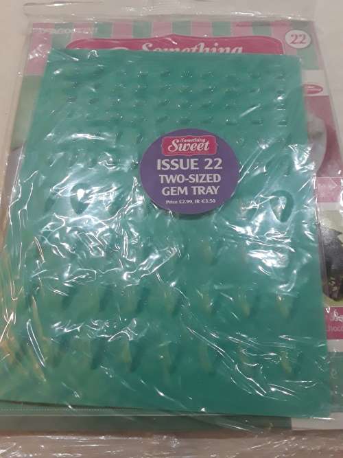 VARIETY OF 30 ISSUES SOMETHING SWEET CAKE DECORATIONS)EACH CONSISTS OF A RECIPE MAGAZINE AND A MOULD