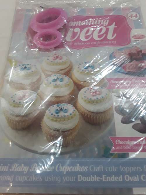 VARIETY OF 30 ISSUES SOMETHING SWEET CAKE DECORATIONS)EACH CONSISTS OF A RECIPE MAGAZINE AND A MOULD