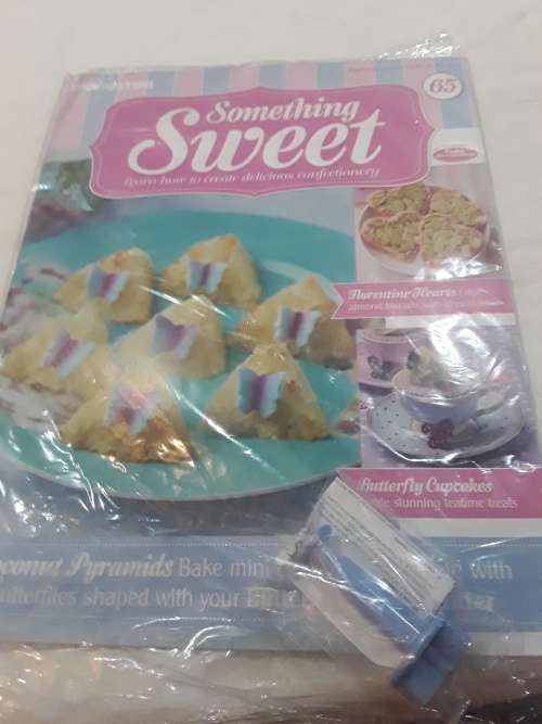VARIETY OF 30 ISSUES SOMETHING SWEET CAKE DECORATIONS)EACH CONSISTS OF A RECIPE MAGAZINE AND A MOULD