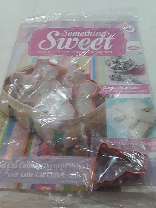 VARIETY OF 30 ISSUES SOMETHING SWEET CAKE DECORATIONS)EACH CONSISTS OF A RECIPE MAGAZINE AND A MOULD