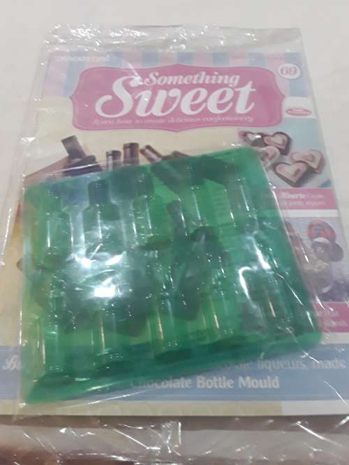 VARIETY OF 30 ISSUES SOMETHING SWEET CAKE DECORATIONS)EACH CONSISTS OF A RECIPE MAGAZINE AND A MOULD
