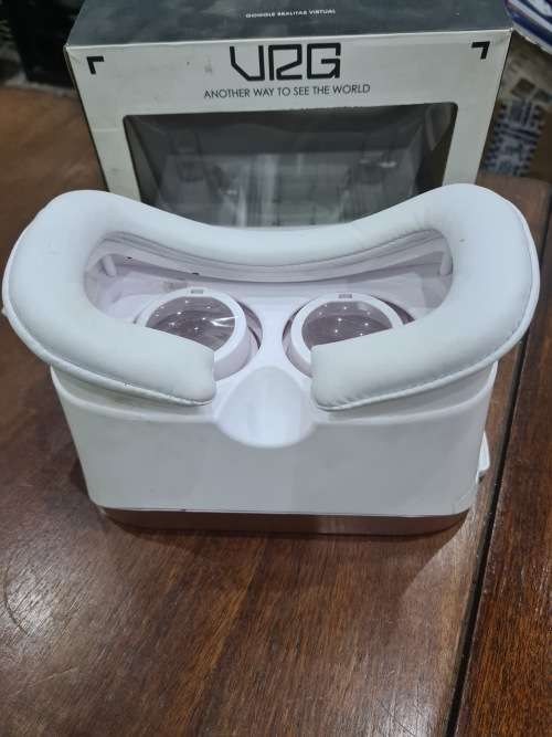 VIRTUAL REALITY GOGGLES
