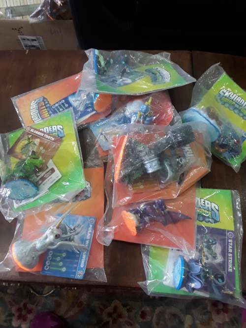 ASSORTMENT OF 10 SKYLANDERS FIGURES WITH STICKER AND CARD (ONE BID FOR ALL)