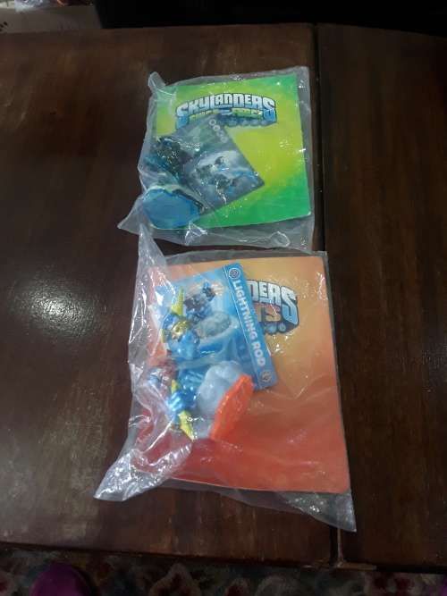 ASSORTMENT OF 10 SKYLANDERS FIGURES WITH STICKER AND CARD (ONE BID FOR ALL)