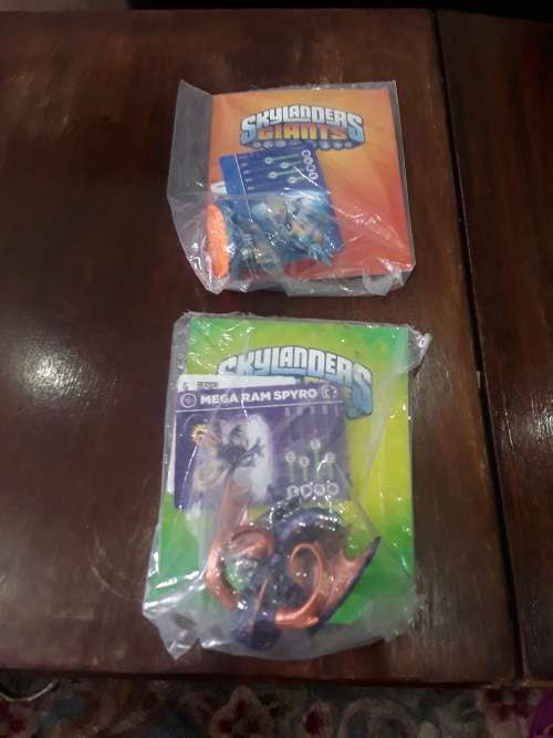 ASSORTMENT OF 10 SKYLANDERS FIGURES WITH STICKER AND CARD (ONE BID FOR ALL)