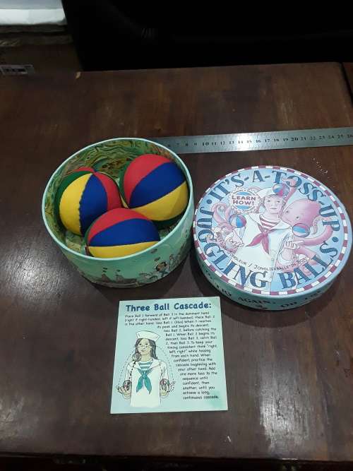 VINTAGE 3 JUGGLING BALLS IN ORIGINAL BOX(UNUSED)