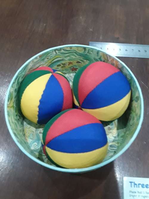 VINTAGE 3 JUGGLING BALLS IN ORIGINAL BOX(UNUSED)