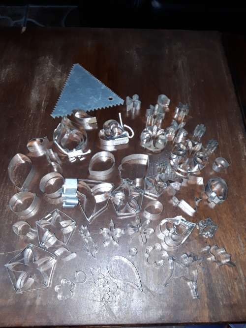 JOBLOT VINTAGE METAL COOKIE CUTTERS(OVER 60 PIECE)ALL SIZE AND SHAPES)UNUSED