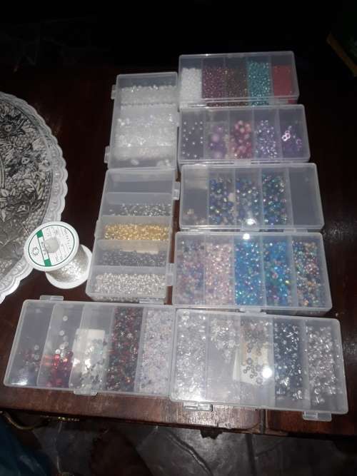 JOBLOT JEWELLERY MAKING BEADS AND ASSESCORIES (MOSTLY GLASS BEADS)