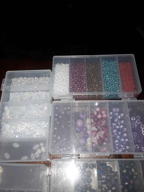 JOBLOT JEWELLERY MAKING BEADS AND ASSESCORIES (MOSTLY GLASS BEADS)
