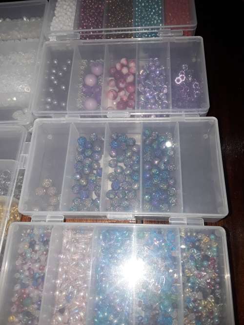 JOBLOT JEWELLERY MAKING BEADS AND ASSESCORIES (MOSTLY GLASS BEADS)