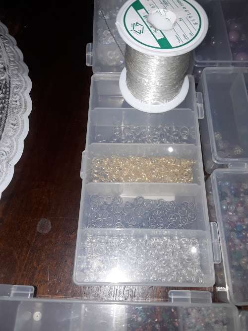 JOBLOT JEWELLERY MAKING BEADS AND ASSESCORIES (MOSTLY GLASS BEADS)