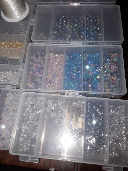 JOBLOT JEWELLERY MAKING BEADS AND ASSESCORIES (MOSTLY GLASS BEADS)